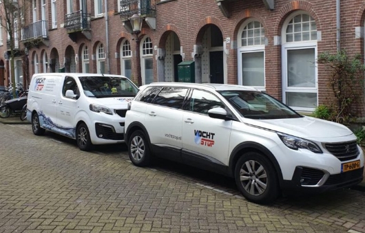 Vochtstop-bedrijfswagens onderweg naar een project in de Randstad